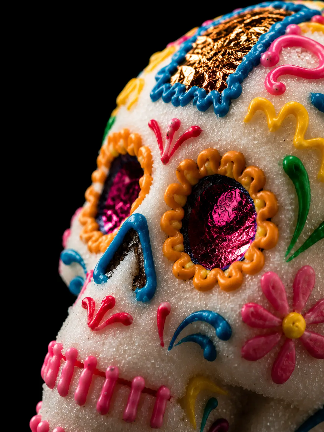 Detalle de una calavera de azúcar en una experiencia turística en San Miguel