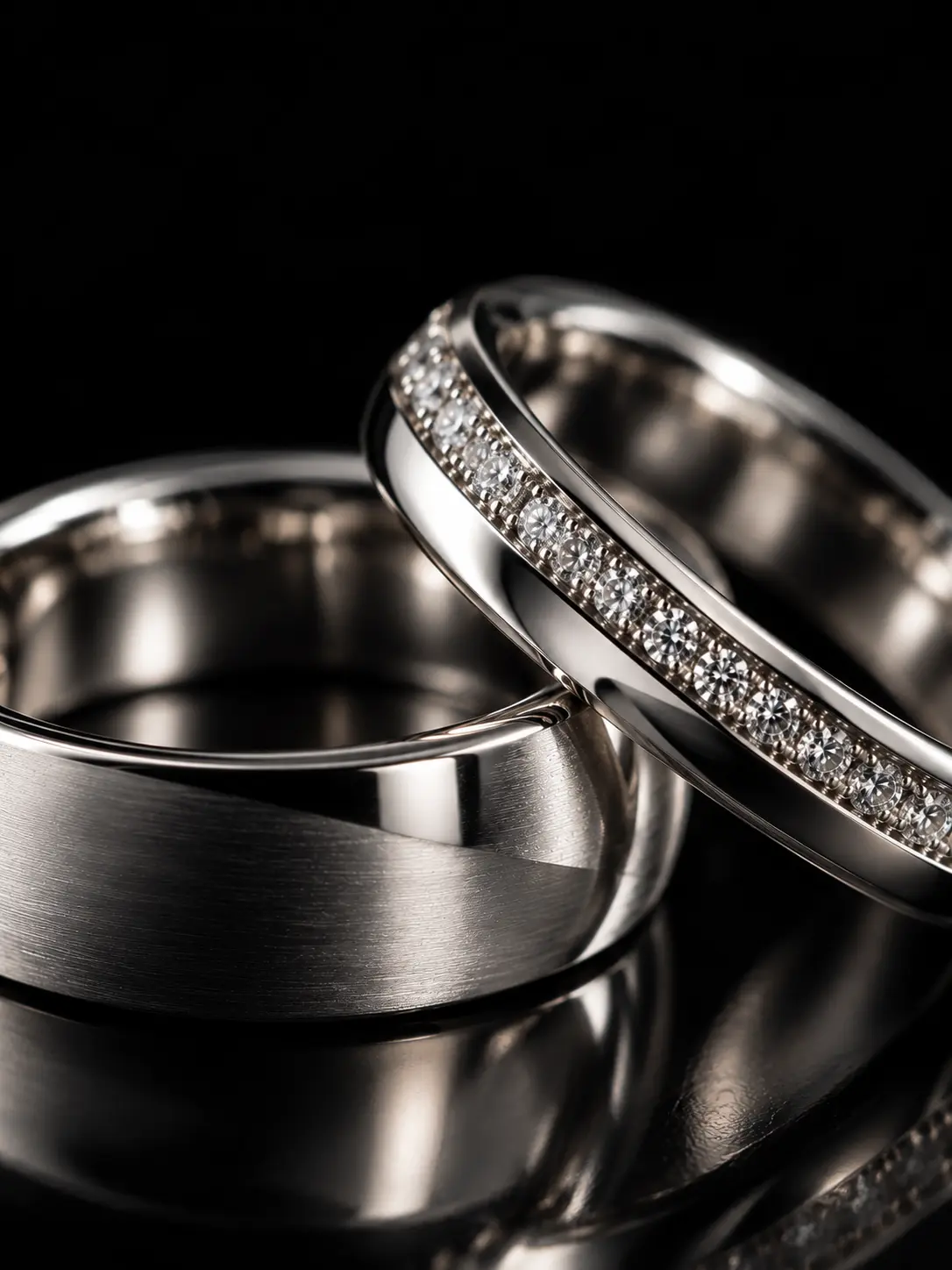 Anillos de boda sobre una superficie oscura